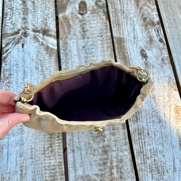 Ande’ vintage taupe leather bag with gold chain strap - Picture 4 of 9